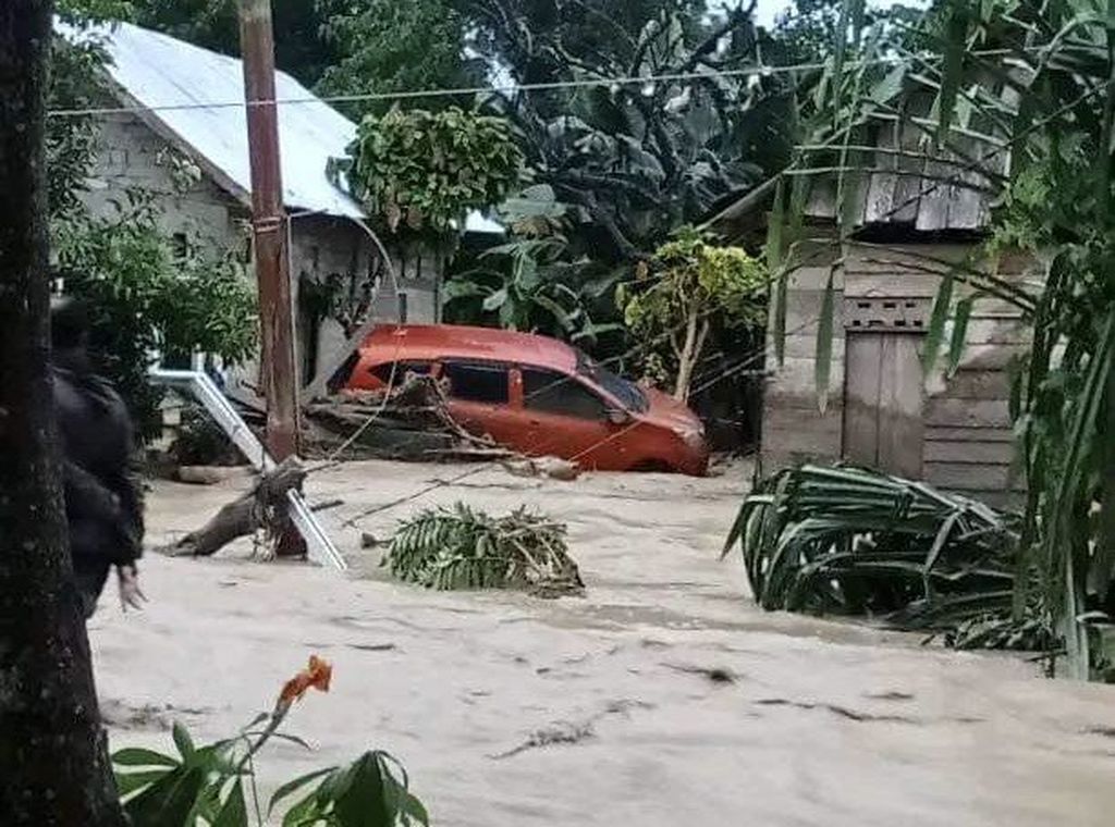 Banjir bandang menerjang beberapa desa di Kecamatan Toribulu, Parigi Moutong, Sulawesi Tengah, Minggu (23/6/2024). Satu warga meninggal, dua orang masih dicari. 