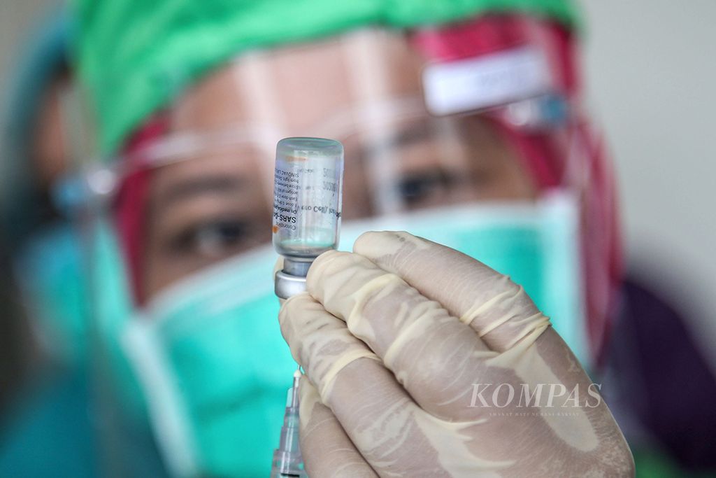 Vaksin Covid-19 CoronaVac buatan Sinovac Biotech, China yang digunakan untuk vaksinasi terhadap tenaga kesehatan di Rumah Sakit Sari Asih, Tangerang Selatan, Banten, Senin (18/1/2021). Sebanyak 1,4 juta tenaga kesehatan menjadi prioritas utama pemberian vaksin tahap pertama. Pemerintah sedang mengkaji pemberian izin pihak swasta untuk bisa mendapatkan vaksin secara mandiri.