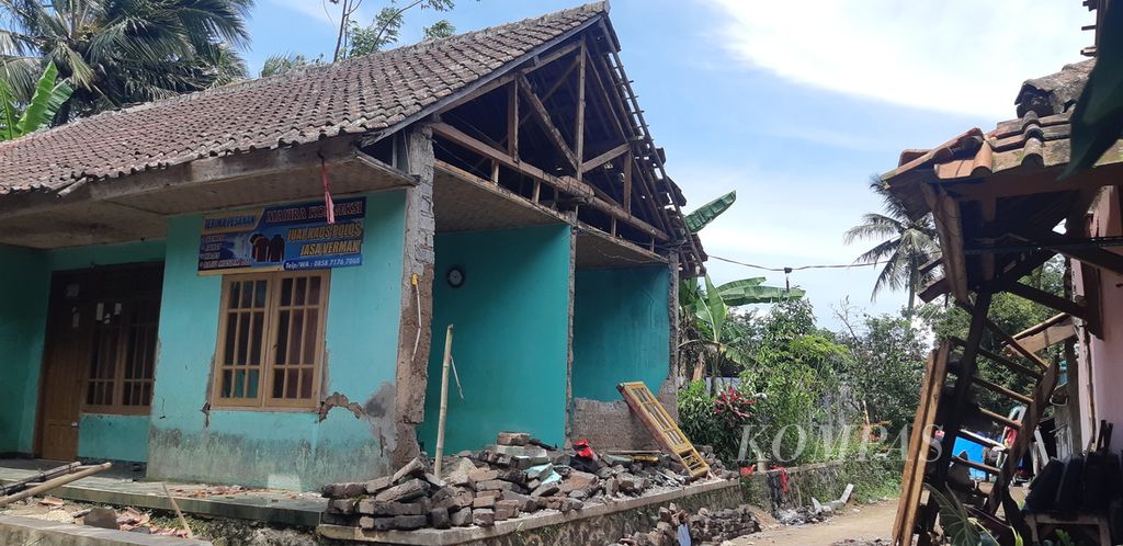 Rumah rusak akibat gempa di Kecamatan Cugenang, Kabupaten Cianjur, Selasa (29/11/2022).