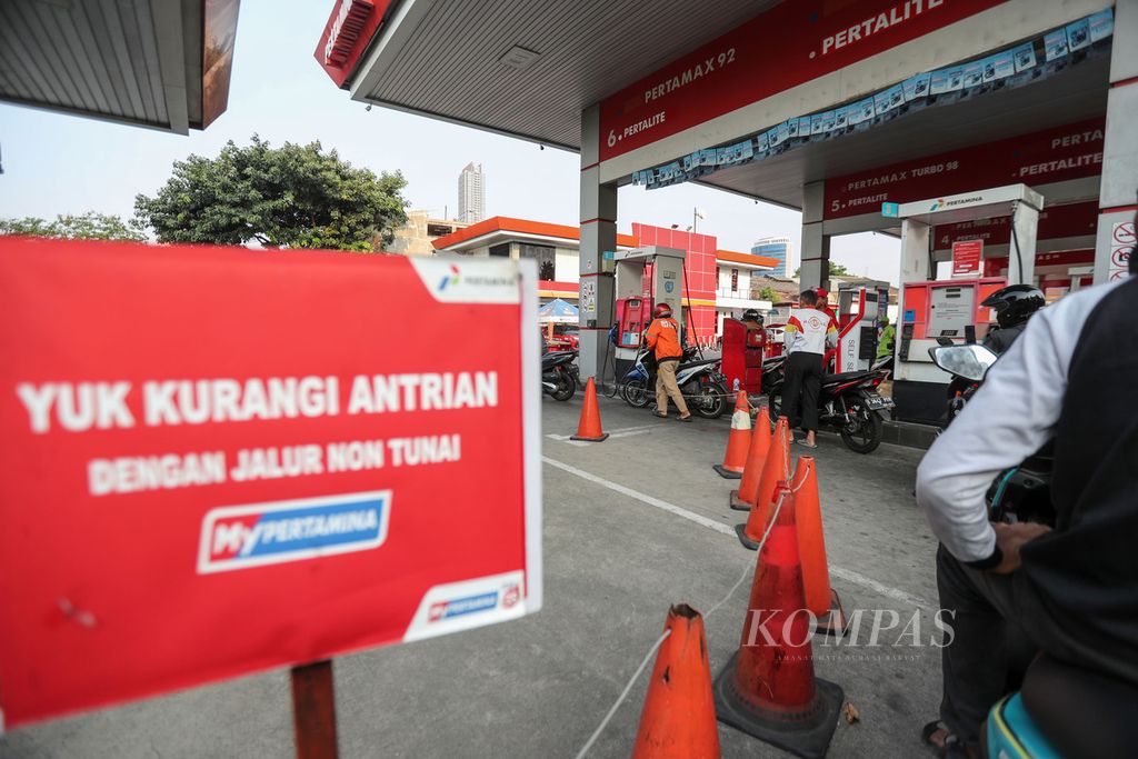 Pengendara sepeda motor mengantre untuk mengisi bahan bakar minyak (BBM) di stasiun pengisian bahan bakar untuk umum (SPBU) di kawasan Kemayoran, Jakarta, Minggu (24/9/2023).