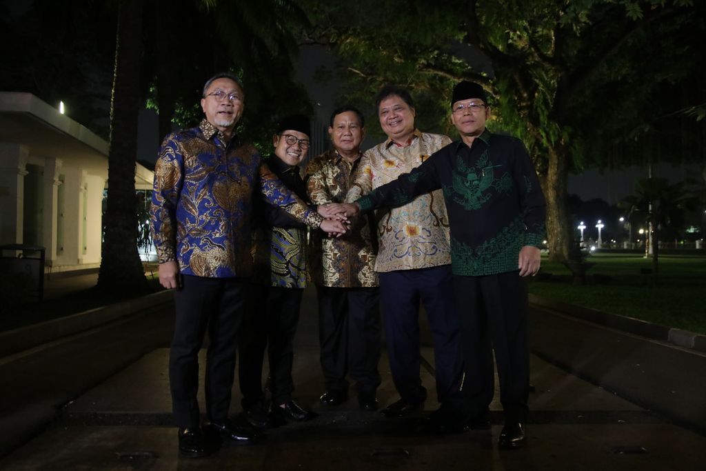 Ketua umum partai politik yang tergabung dalam koalisi partai pendukung pemerintahan Presiden Joko Widodo dan Wakil Presiden Ma'ruf Amin, yaitu Zulkifli Hasan (PAN), Muhaimin Iskandar (PKB), Prabowo Subianto (Gerindra), Airlangga Hartarto (Golkar), dan Mardiono (PPP), seusai bertemu dengan Presiden Joko Widodo di Kompleks Istana Kepresidenan Jakarta, Selasa (2/5/2023) malam. 