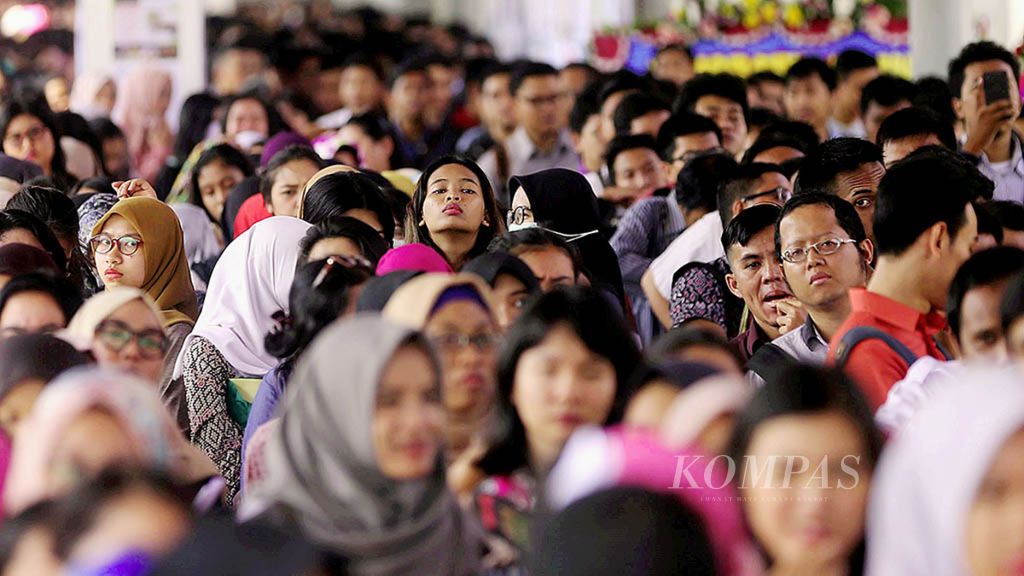 Para pencari kerja antre untuk dapat mengikuti bursa kerja nasional yang diadakan oleh Kementerian Ketenagakerjaan di Jakarta International Expo, Kemayoran, Jakarta, Jumat (25/8/2018). 