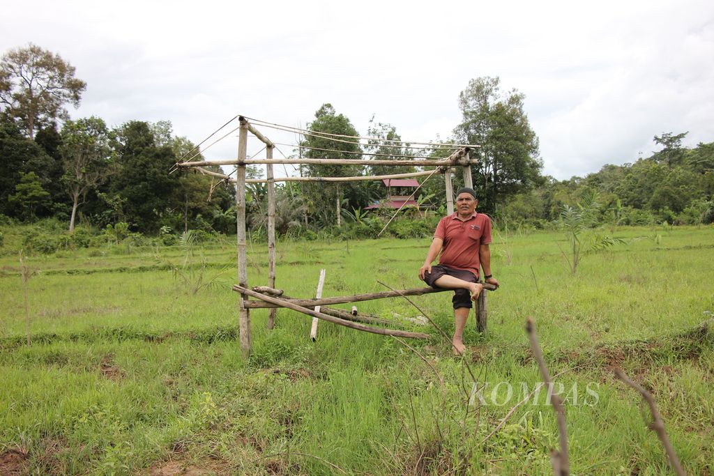 Shalihin (63), warga Desa Buloh, Kecamatan Meureubo, Kabupaten Aceh Barat, Provinsi Aceh, saat berada di lahan bekas sawah yang telah ditanami kelapa sawit, Minggu (15/10/2023). 