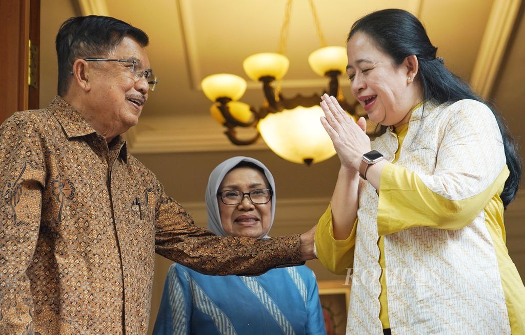Ketua DPP PDI-P Puan Maharani (kanan) berpamitan kepada Wakil Presiden ke-10 dan ke-12 Jusuf Kalla setelah berkunjung ke kediaman Jusuf Kalla di Jalan Brawijaya, Jakarta Selatan, Rabu (4/10/2023).