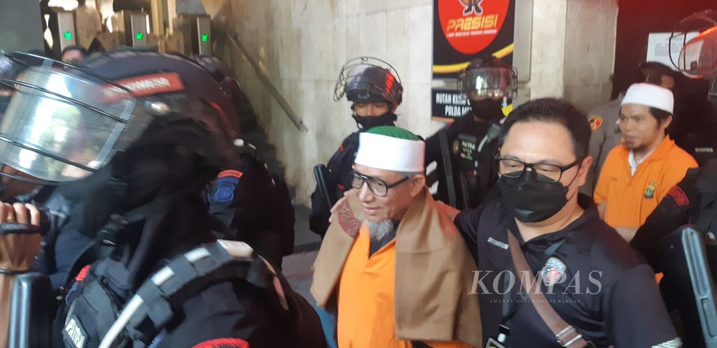 Abdul Qadir Hasan Baraja, pimpinan tertinggi organisasi Khilafatul Muslimin, keluar dari ruang tahanan di Polda Metro Jaya, Jakarta, Senin (3/10/2022). Ia hendak dibawa ke Kejaksaan Negeri Bekasi bersama sembilan tersangka lainnya.