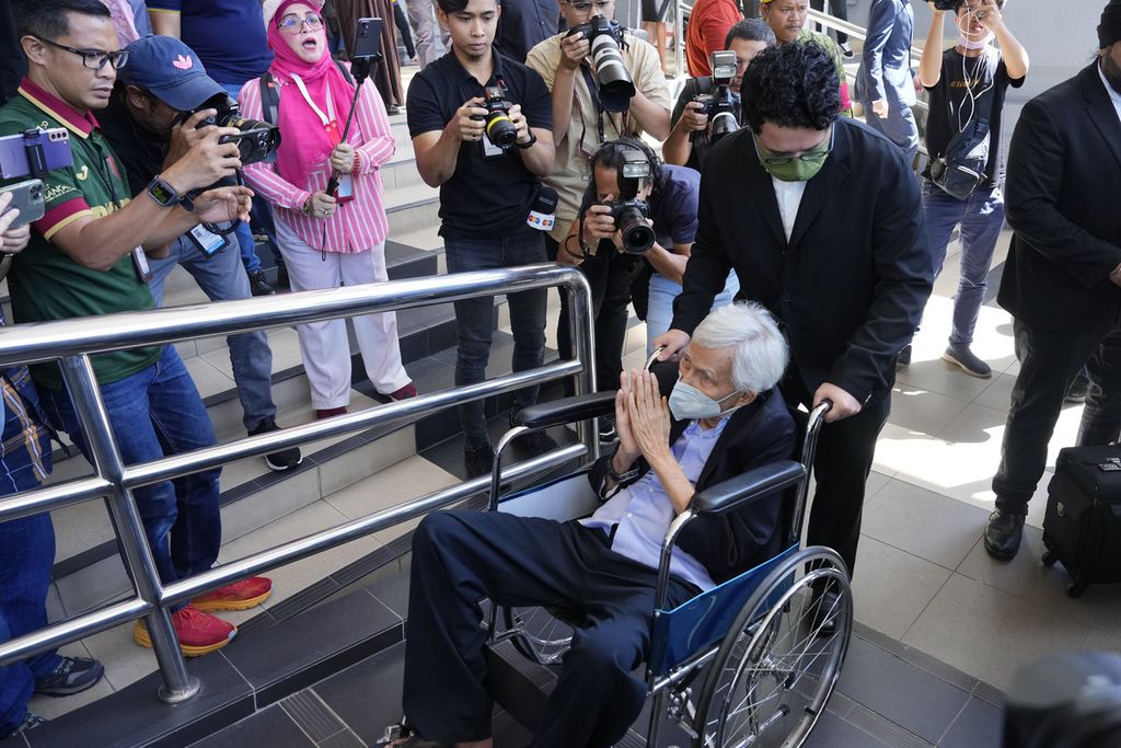 Mantan Menteri Keuangan Malaysia Daim Zainuddin (duduk di kursi roda) didorong saat meninggalkan kantor pengadilan di Kuala Lumpur, Malaysia, 29 Januari 2024. Ia didakwa tidak melaporkan aset-asetnya selama lebih dari dua dekade. Ia menyebut tindakan hukum terhadap dirinya bermotif politik. 