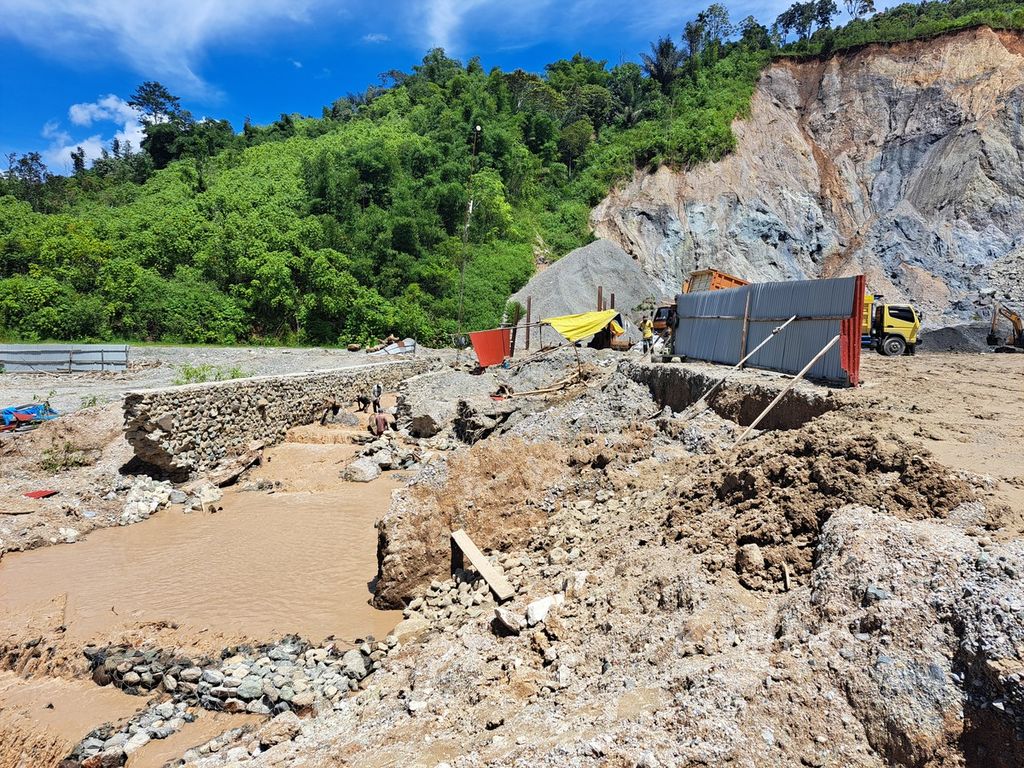 Air yang mengandung lumpur mengalir dari lokasi tambang galian C berizin ke anak sungai Batang Merao di Desa Siulak Deras Mudik, Kecamatan Gunung Kerinci, Kabupaten Kerinci, Jambi, Minggu (21/1/2024). 