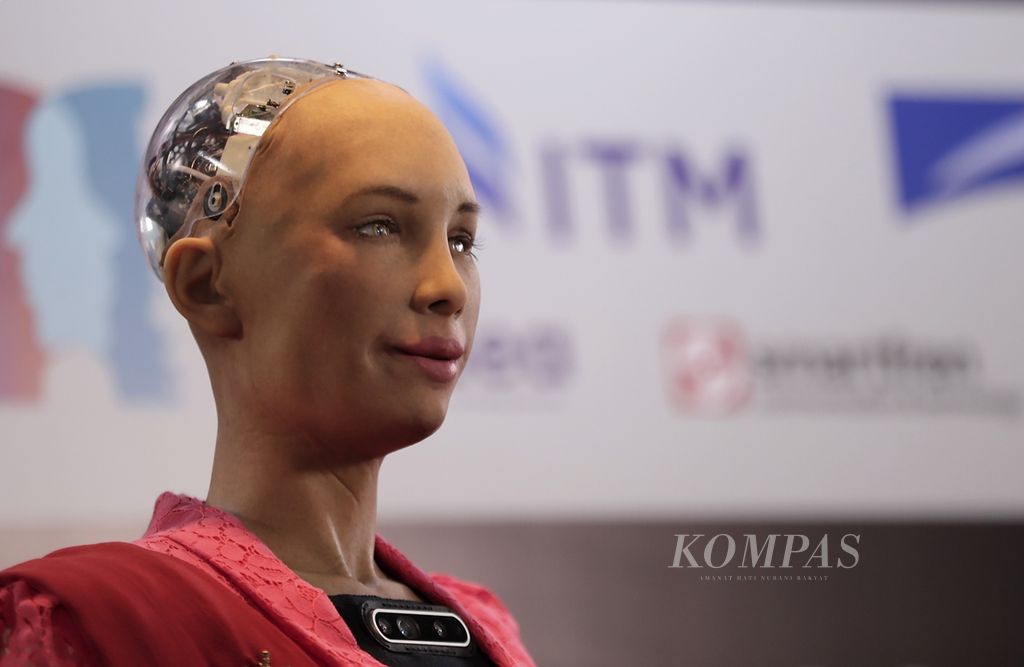 Sophia, robot yang didukung dengan teknologi kecerdasan buatan (AI) yang diaktifkan pada 2016 dan diciptakan perusahaan Hanson Robotics berbasis di Hong Kong, saat melakukan wawancara khusus dengan media pada CSIS Global DIalogue 2019 di Jakarta, Senin (16/9/2019). Robot ini bisa menjadi cukup pintar untuk membantu manusia di bidang kedokteran, pendidikan, dan penelitian sains.