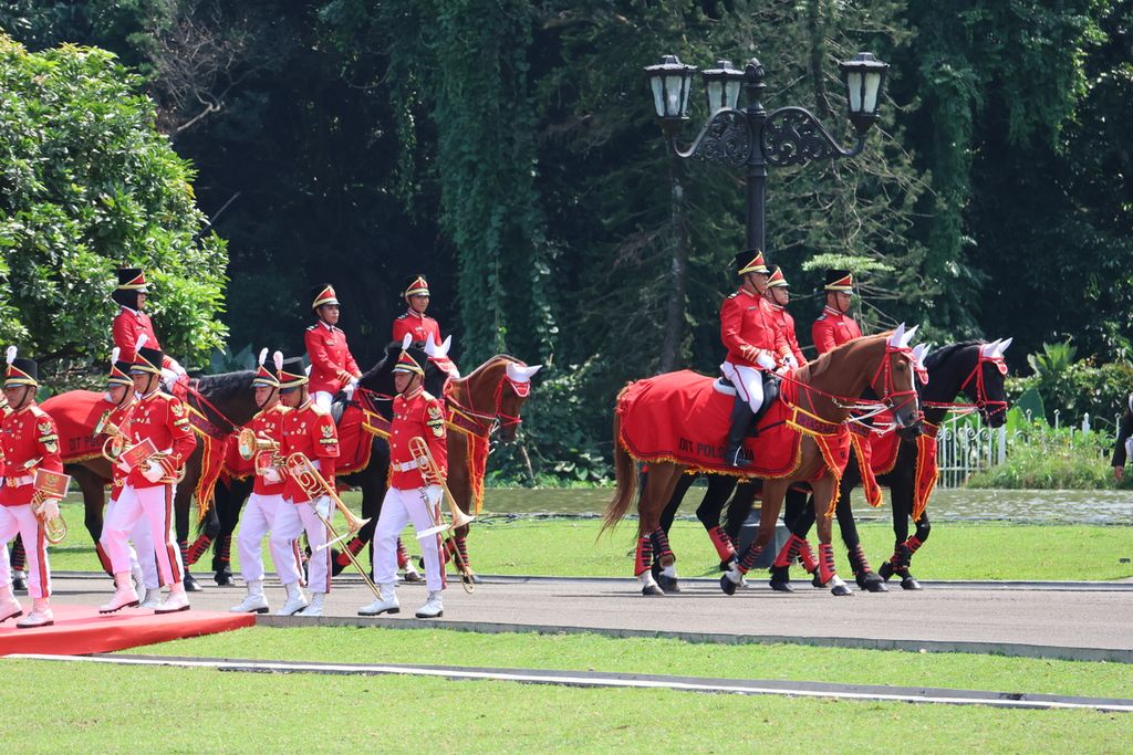 Detasemen Musik Pasukan Pengamanan Presiden (Paspampres) dan Pasukan Kavaleri menyambut kunjungan kenegaraan Presiden Tanzania Samia Suluhu Hassan di Istana Kepresidenan, Bogor, Kamis (25/1/2024).
