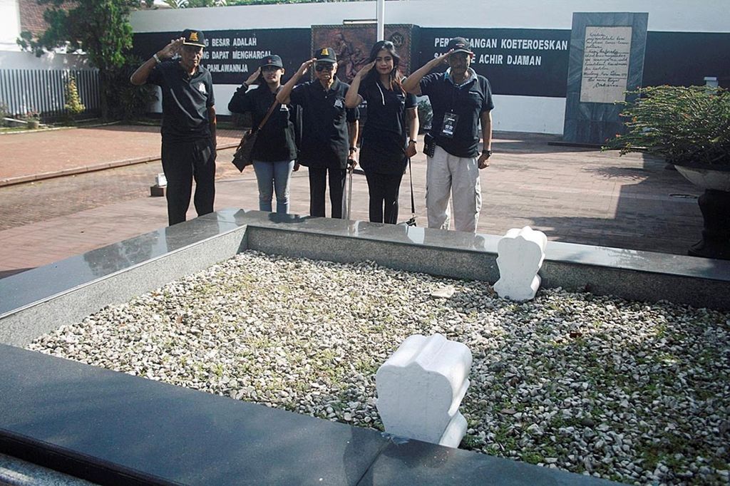 Mantan pejuang Tentara Republik Indonesia Pelajar (TRIP) dan keluarganya, Jumat (30/7), memberikan hormat ke makam rekan-rekan seperjuangan dalam Batalyon TRIP yang tewas dalam perang mempertahankan kemerdekaan pada 31 Juli 1947. Kegiatan itu dalam rangkaian peringatan perang TRIP. 