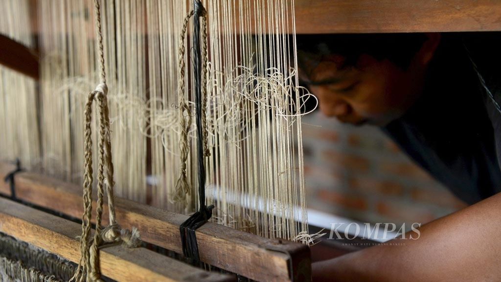Pekerja menyelesaikan pembuatan kain tenun di Batik 16, Meteseh, Kota Semarang, Jawa Tengah, Selasa (6/11/2018). Mereka saat ini sedang merintis peluang pasar di sejumlah negara Eropa. Inovasi produk dan promosi terus dilakukan para perajin.