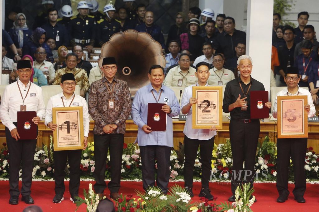 Tiga pasangan capres-cawapres foto bersama dengan Ketua KPU Hasyim Asy'ari (ketiga dari kiri) seusai rapat pleno terbuka pengundian dan penetapan nomor urut untuk Pemilihan Presiden 2024, di kantor KPU, Jakarta, Selasa (14/11/2023). 