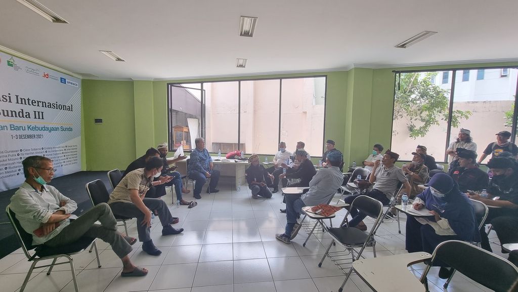 Suasana diskusi terkait respons dari pemerhati budaya Sunda terhadap pernyataan anggota DPR, Arteria Dahlan, di Perpustakaan Ajip Rosidi, Kota Bandung, Jawa Barat, Rabu (19/1/2022).