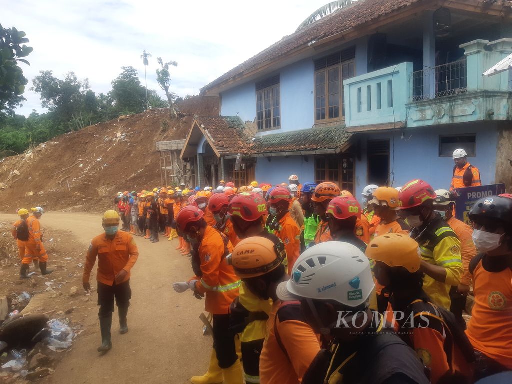 Tim SAR gabungan bersiap mencari korban gempa di Desa Cijedil RT 003, Kecamatan Cugenang, Kabupaten Cianjur, Jawa Barat, Rabu (30/11/2022). Memasuki hari kesepuluh pascagempa Cianjur, 13 orang masih dalam pencarian.