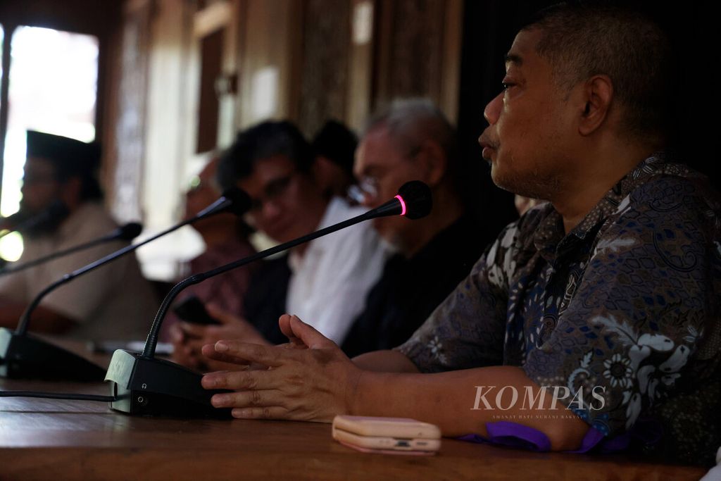 Antonius Benny Susetyo saat memberikan tanggapan pada diskusi Majelis Permusyawaratan Rembang di Warung Makan Prau Kuno, Kabupaten Rembang, Jawa Tengah, Minggu (12/11/2023). 
