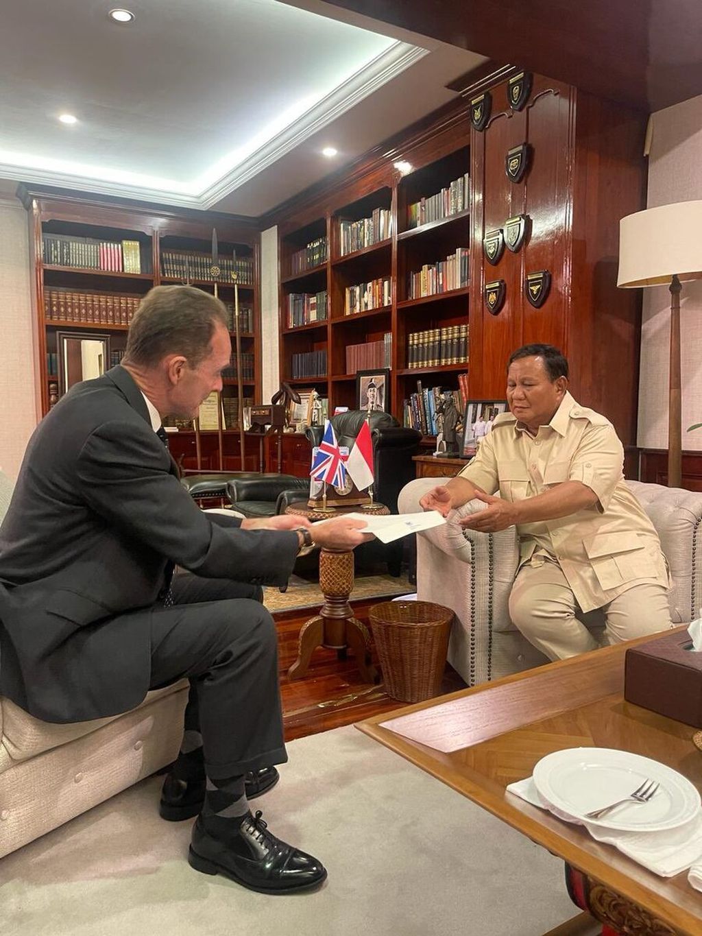 Duta Besar Inggris untuk Indonesia Dominic Jermey (kiri) menyerahkan surat ucapan selamat dari Perdana Menteri Inggrs Rishi Sunak kepada Prabowo Subianto, Jumat (16/2/2024), atas kemenangan dalam pemilihan presiden.