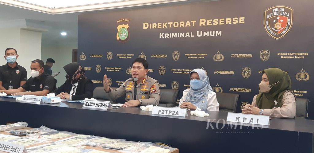 Konferensi pers kasus eksploitasi ekonomi dan seksual anak di bawah umur berlangsung di Markas Kepolisian Daerah Metro Jaya, Jakarta, Rabu (21/9/2022).
