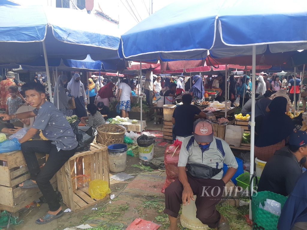 Aktivitas di Pasar Lemabang, Palembang, Sumatera Selatan, Senin (8/4/2022). 