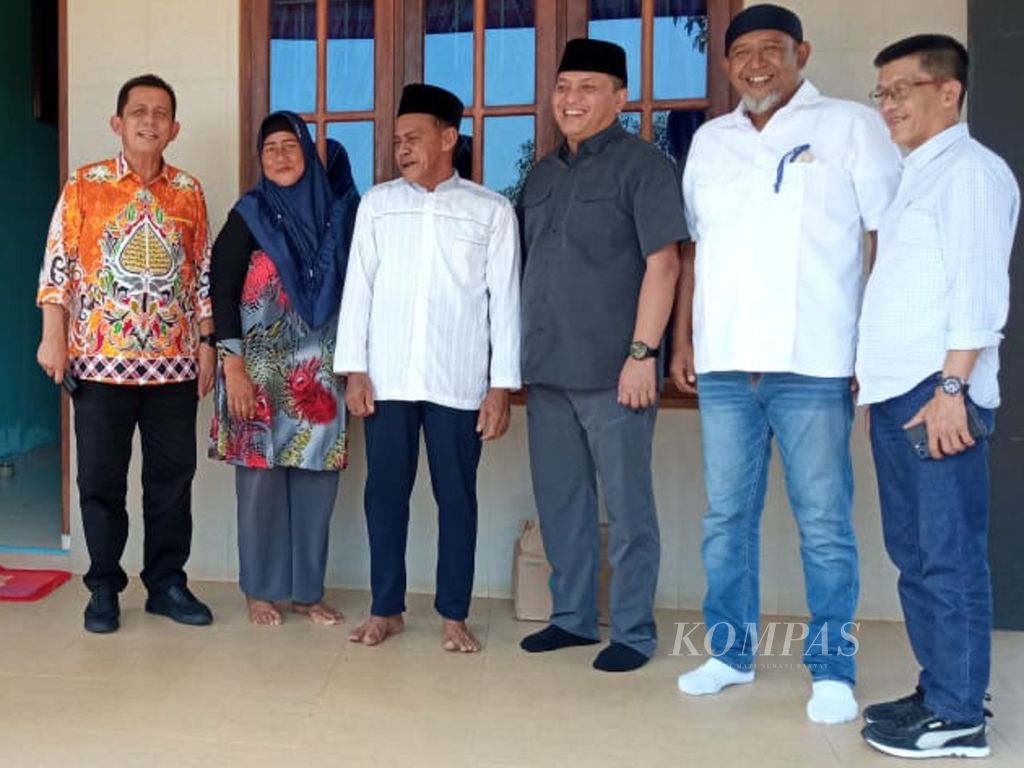 Acting Mayor of Tanjung Pinang, Hasan (right corner) and Governor of Kepri, Ansar Ahmad (left corner) when meeting with community figure from Rempang, Gerisman Ahmad, on Friday (8/9/2023).