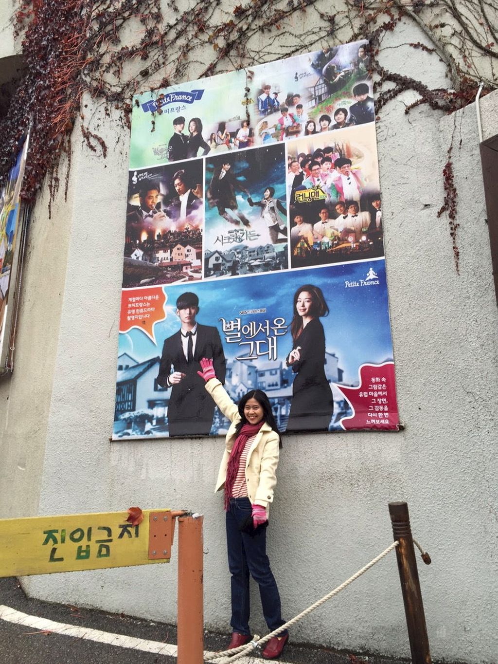 Pencinta drama korea, Erry Andriyati, mengunjungi Petite France dan berpose di depan poster Do Min Joon, nama tokoh dalam drama <i>My Love from The Star</i>.