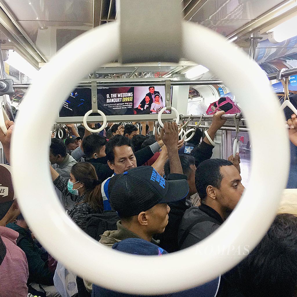 Para penumpang <i>commuter line</i> berdesakan saat menuju Stasiun Tanah Abang dari Stasiun Kebayoran Lama, Jakarta, beberapa waktu lalu. 