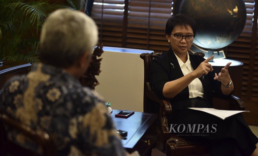 Menteri Luar Negeri Retno Marsudi saat wawancara khusus dengan <i>Kompas</i> di kantor Kementerian Luar Negeri, Jakarta, Selasa (12/9/2023). 