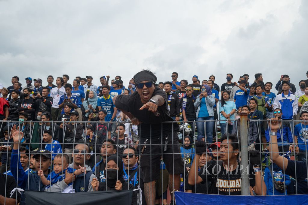 Pendukung Persib Bandung bersorak saat tim kesayangan mereka menang dengan skor telak 6-1 atas Tanjong Pagar United dalam laga uji coba yang digelar di Stadion Gelora Citramas, Batam, Kepulauan Riau, Minggu (5/6/2022).