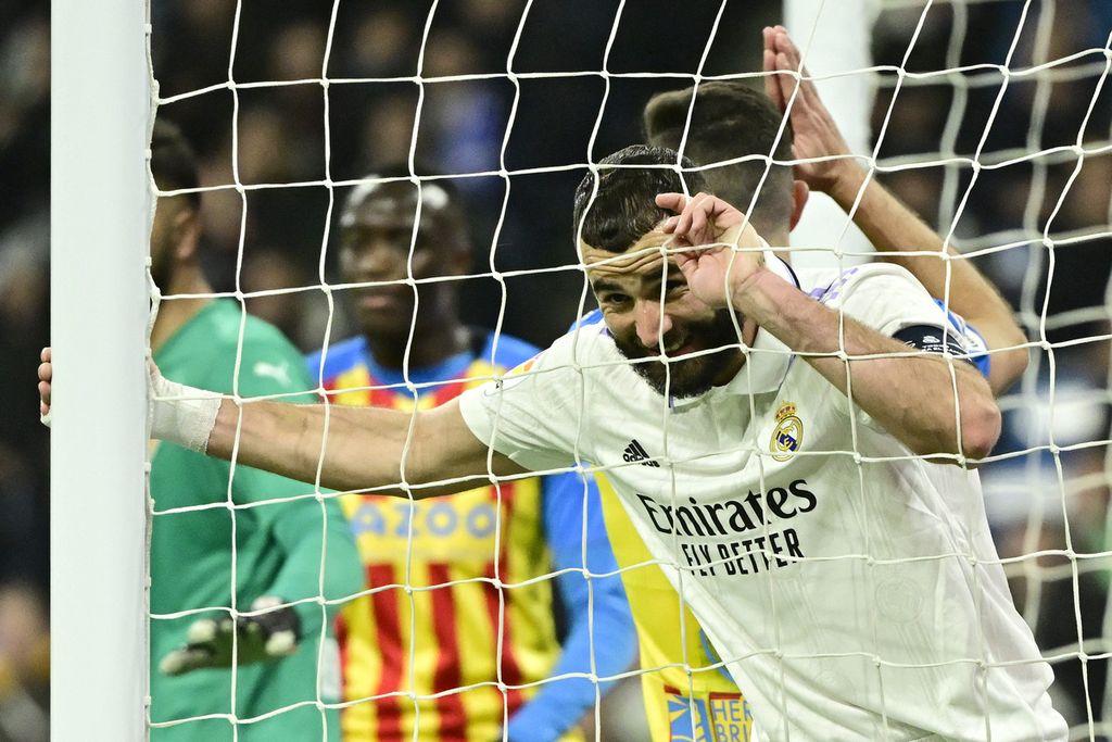 Ekspresi kecewa striker Real Madrid, Karim Benzema, saat melewatkan kesempatan untuk mencetak gol dalam laga Liga Spanyol antara Real Madrid dan Valencia di Stadion Santiago Bernabeu, Madrid, Spanyol, Jumat  (3/2/2023) dini hari WIB.