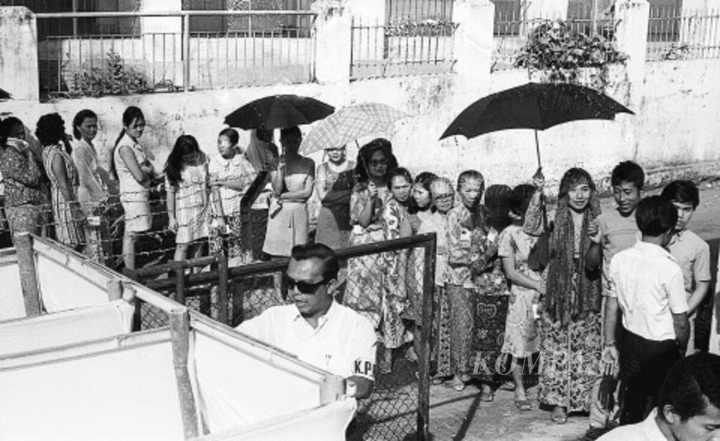 Warga antre memberikan suaranya di TPS 5, Kelurahan Kwitang, Jakarta, saat Pemilu 1971, Sabtu (3/7/1971).