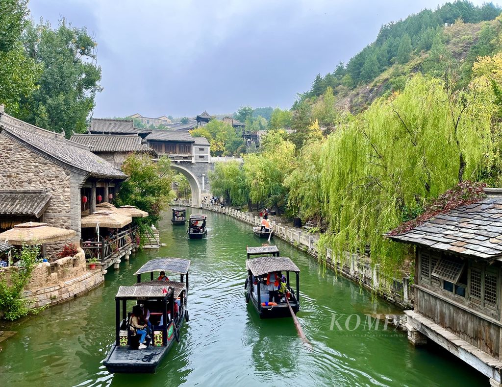 Perahu-perahu sewaan seperti ini bisa digunakan untuk keliling kawasan kota air Beijing. Jika ingin naik perahu ini, mesti sabar menanti karena antrean yang panjang. Apalagi di musim liburan seperti pada Minggu (2/10/2022).