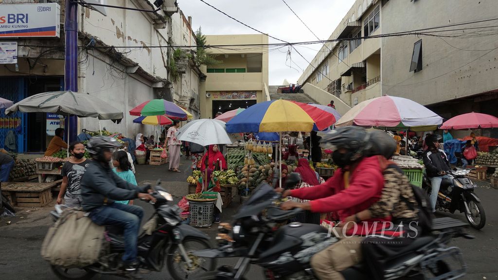 Aktivitas warga berbelanja kebutuhan sehari-hari di Pasar Smep, Kota Bandar Lampung, Lampung, Sabtu (15/10/2022). 