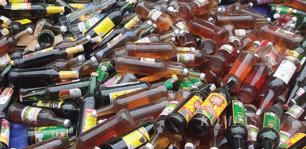 Tumpukan botol minuman keras yang menjadi barang bukti perdagangan miras ilegal di wilayah Jakarta dan sekitarnya dirilis oleh Polda Metro Jaya, Jakarta, Jumat (26/8/2022).