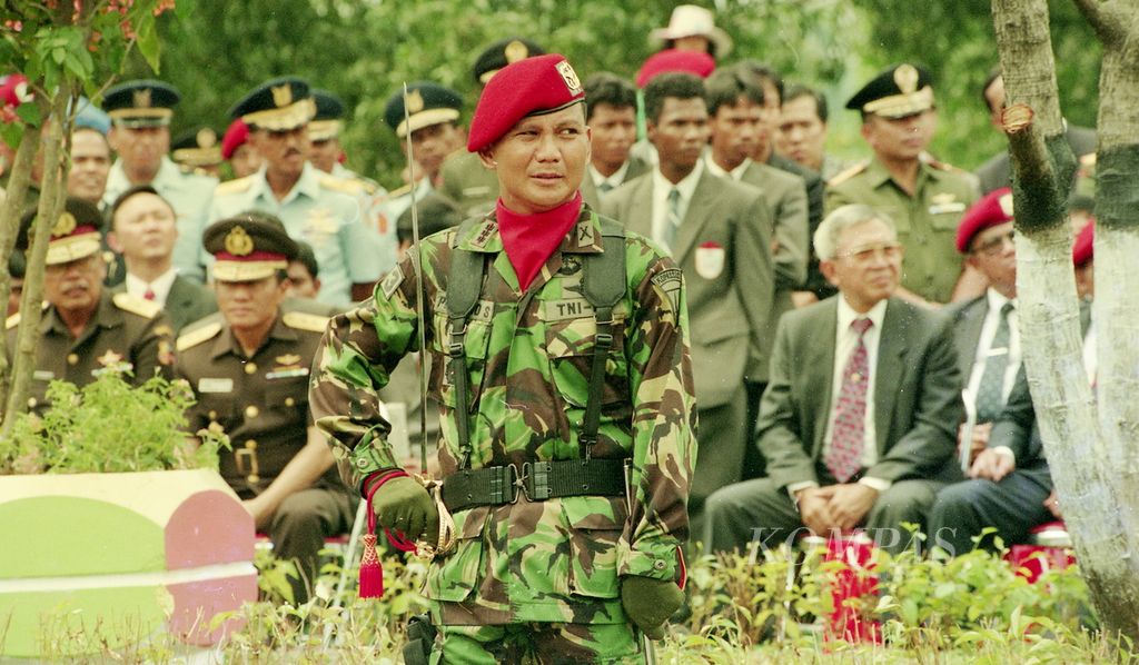 Komandan upacara Dan Grup 3 Kolonel Prabowo Subianto pada peringatan HUT Ke-42 Kopassus, di lapangan Makopassus Cijantung, Jakarta, Sabtu (16/4/1994). 