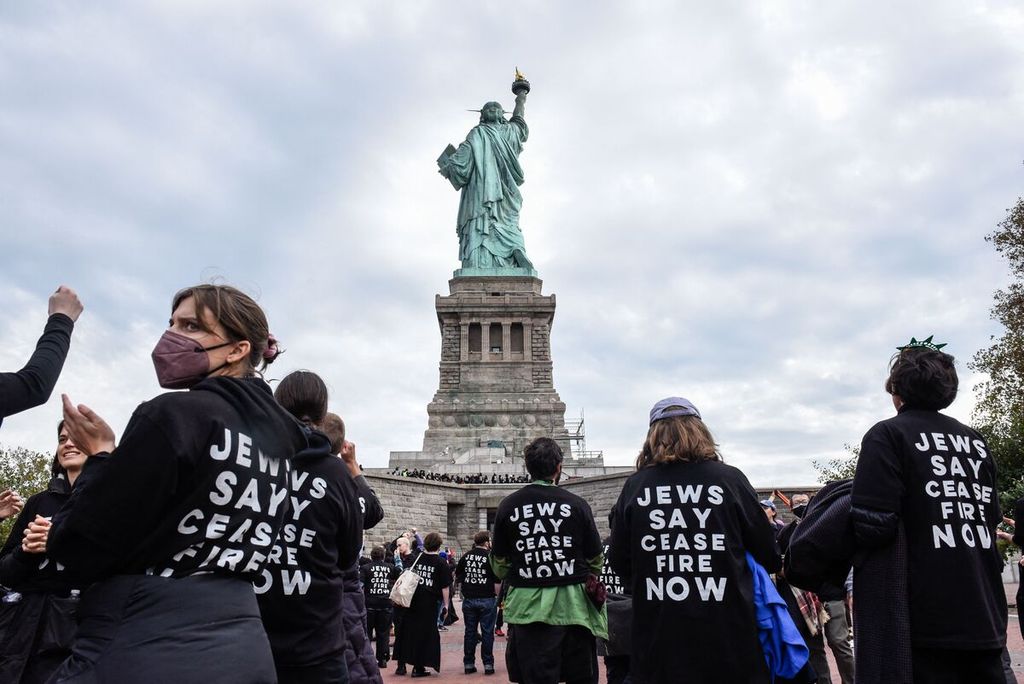 Para aktivis kelompok warga Yahudi yang tergabung dalam organisasi Jewish Voice for Peace (JVP) berunjuk rasa di kompleks Patung Liberty, New York City, Amerika Serikat, Senin (6/11/2023). 