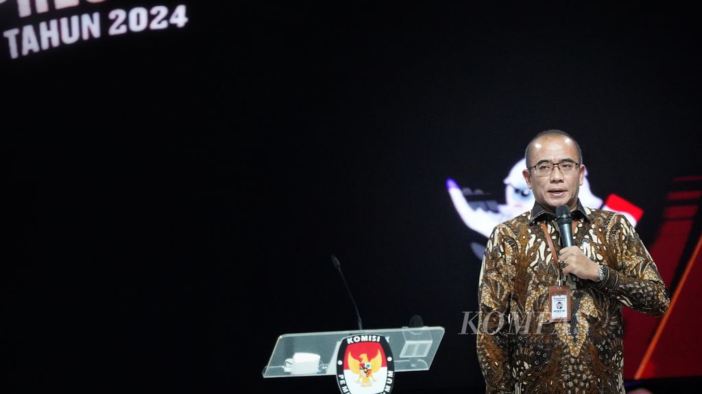 Ketua KPU Hasyim Asy'ari memberikan sambutan pembukaan Debat Putaran Ke-5 Calon Presiden Pemilu 2024 di Jakarta Convention Center, Jakarta, Minggu (4/2/2023). 