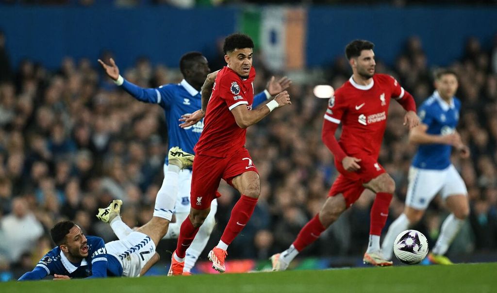 Liverpool's striker, Luis Diaz (in the middle), during the English Premier League match against Everton on Thursday (25/4/2024) early in the morning (WIB). Diaz missed many opportunities in this match.