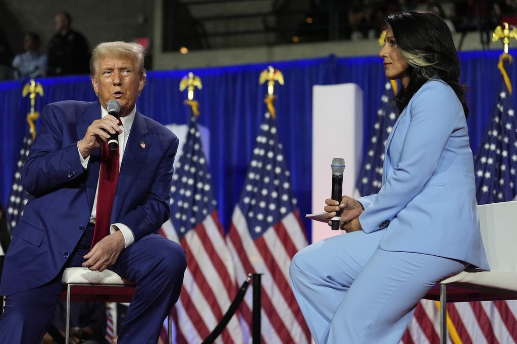 Calon presiden dari Partai Republik, mantan Presiden Donald Trump, berbicara dalam kampanye dengan mantan anggota DPR Demokrat, Tulsi Gabbard, Kamis (29/8/2024), di La Crosse, Wisconsin, AS. 