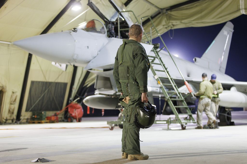 Jet tempur RAF Typhoon FGR4 Inggris dipersiapkan di Pangkalan Udara Akrotiri di Siprus sebelum menyerang Houthi pada 3 Februari 2024.