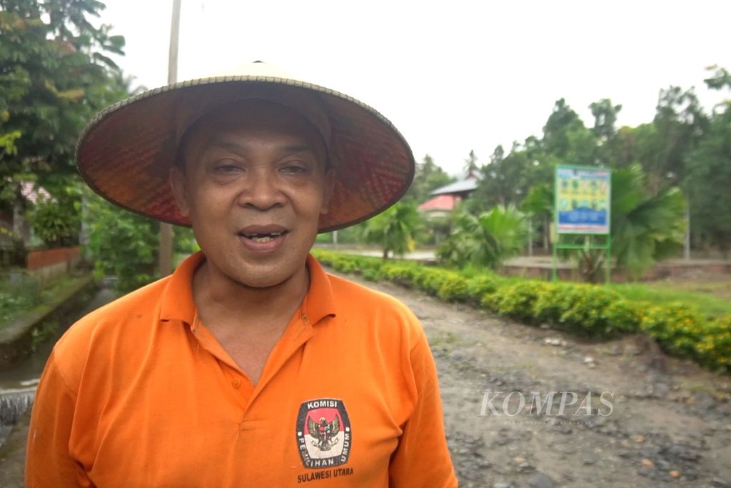 Kepala Dusun I Desa Mengkang Taslim Modeong (52)