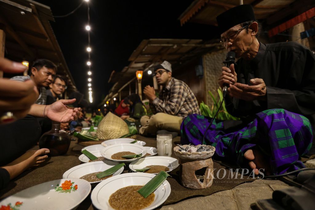 Ketua Lembaga Adat Kemiren Suhaimi mendoakan makanan yang akan dimakan para peserta di acara Festival Kemiren 2023 di Desa Kemiren, Kabupaten Banyuwangi, Jawa Timur, Jumat (17/11/2023). 