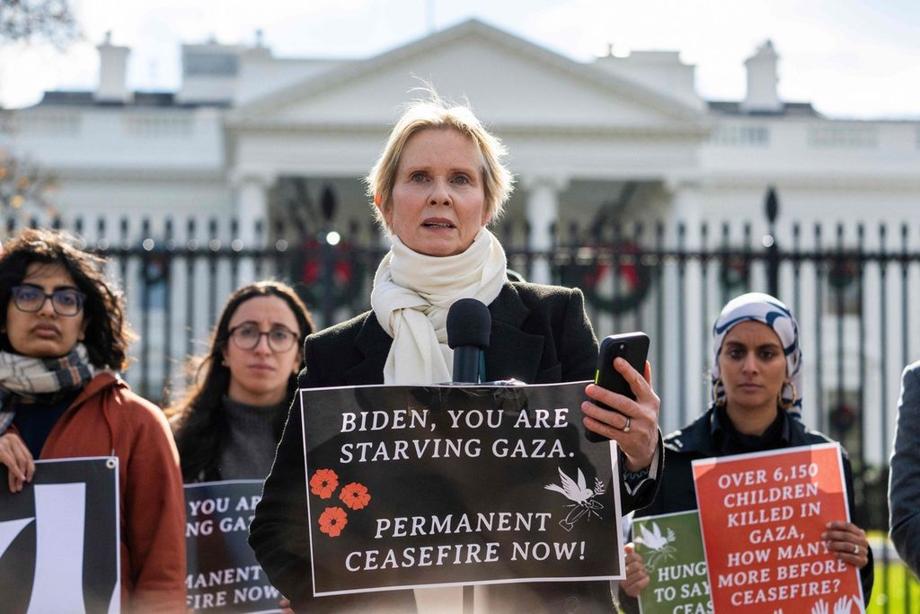 Aktris Cynthia Nixon (tengah) ikut unjuk rasa di depan Gedung Putih, Washington DC, Amerika Serikat, pada Senin (27/11/2023). Ia bergabung dengan unjuk rasa yang mendesak AS agar menekan Israel menyetujui gencatan senjata dengan Palestina.