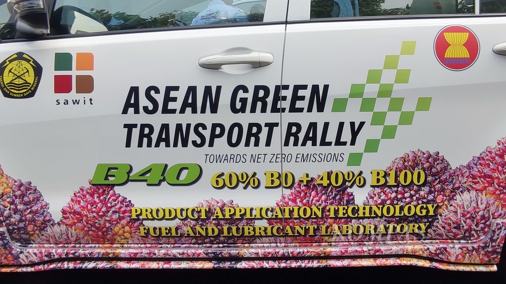 Stiker ASEAN Green Transport Rally terpasang pada kendaraan di Kementerian Energi dan Sumber Daya Mineral (ESDM), Jakarta, Minggu (20/8/2023). 