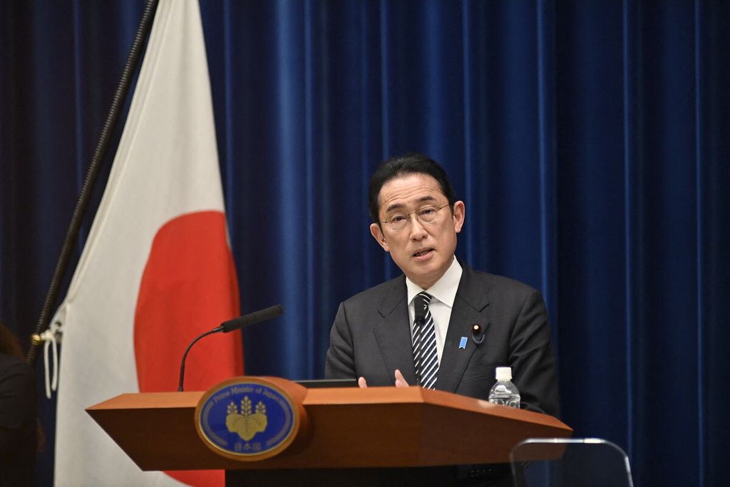Perdana Menteri Jepang Fumio Kishida menghadiri konferensi pers di Tokyo, Jepang, 26 April 2022, untuk menyampaikan sejumlah topik isu politik dan sosial yang dihadapi Jepang. 