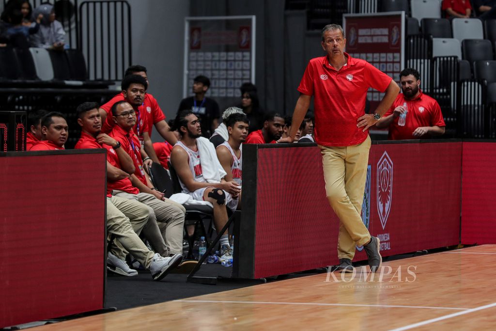Pelatih timnas basket Indonesia Milos Pejic memperhatikan permainan anak asuhnya pada pertandingan Indonesia International Basketball Invitational (IBII) di Indonesia Arena, Jakarta, Rabu (2/8/2023).