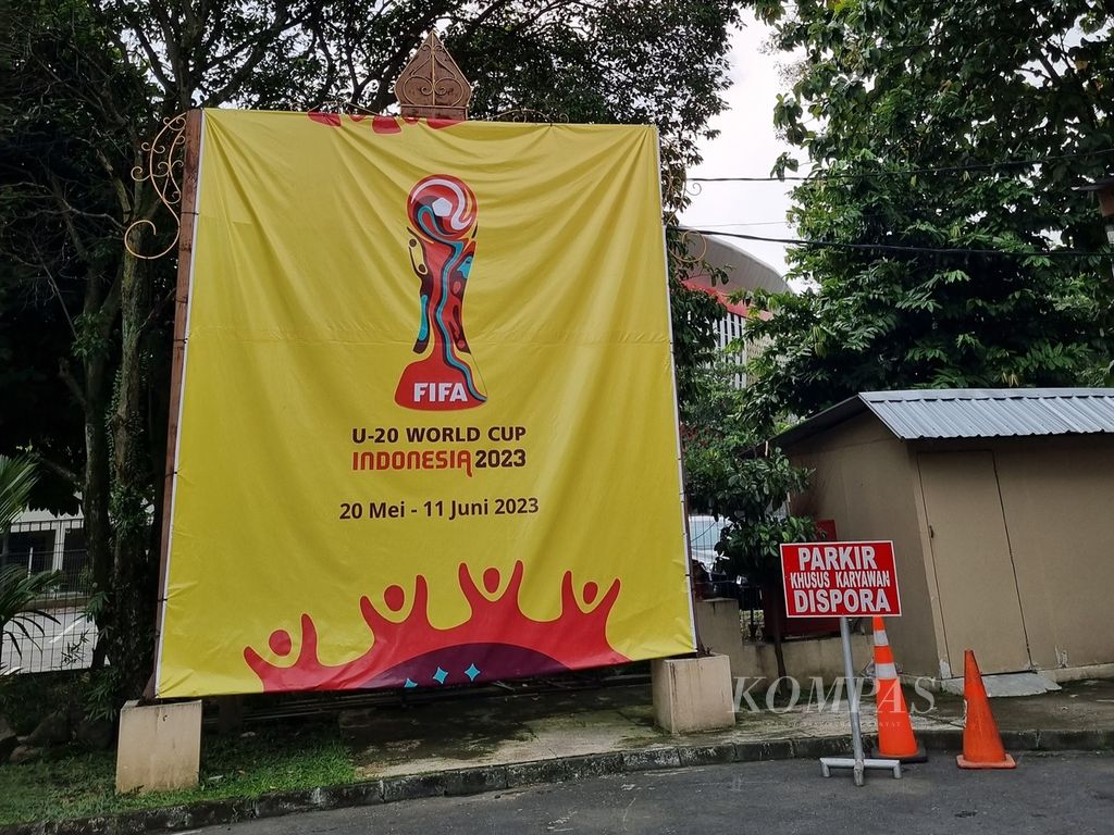 Spanduk promosi Piala Dunia U-20 yang terpasang di pintu masuk Kantor Dinas Kepemudaan dan Olahraga Kota Surakarta di kawasan Stadion Manahan, Senin (20/3/2023). Materi promosi telah disiapkan enam kota tuan rumah.