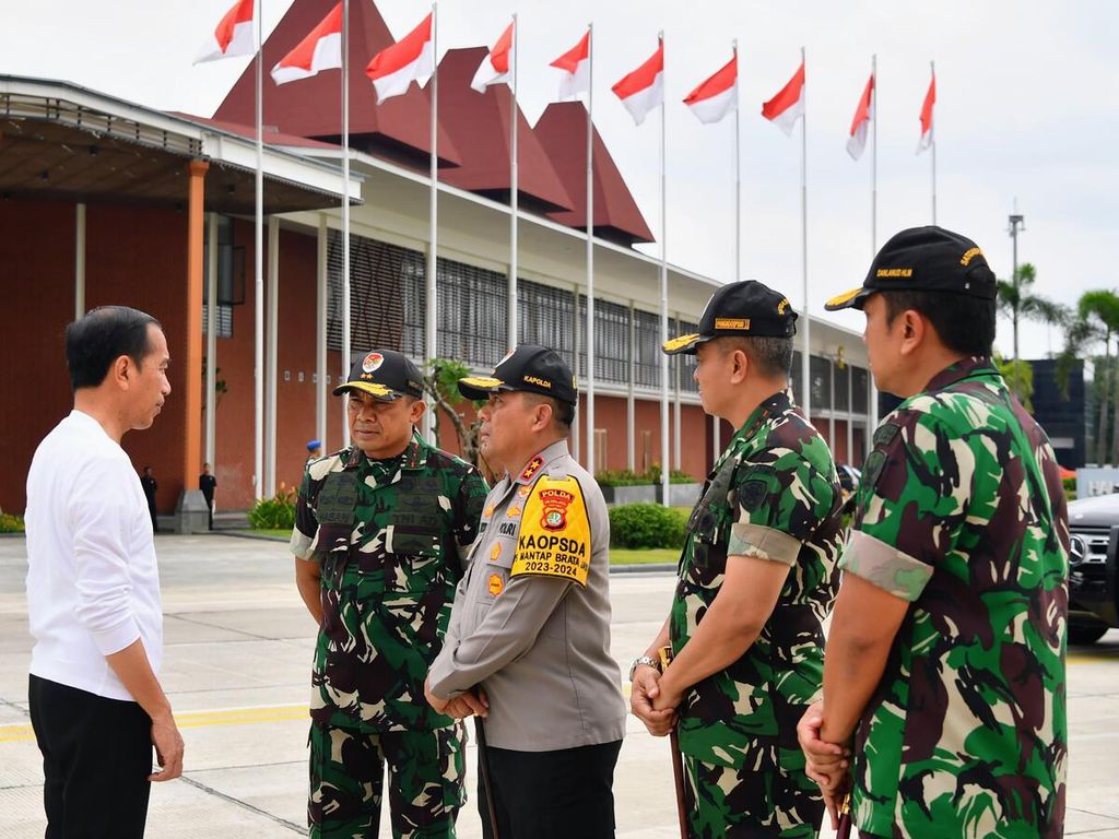 Panglima Kodam Jaya Mayor Jenderal Mohamad Hasan (kedua dari kiri), Kepala Polda Metro Jaya Inspektur Jenderal Karyoto (ketiga dari kiri), Panglima Komando Operasi Udara I Marsekal Muda Mohammad Nurdin (kedua dari kanan), serta Komandan Pangkalan Udara Halim Perdanakusuma Marsekal Pertama Destianto Nugroho Utomo (kanan) berbincang dengan Presiden Joko Widodo sebelum melepas Presiden yang akan kunjungan kerja ke Provinsi Gorontalo dan Provinsi Sulawesi Barat. Presiden berangkat dari Pangkalan TNI AU Halim Perdanakusuma, Jakarta, Minggu (21/4/2024). 