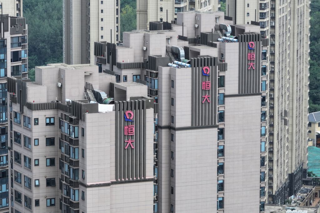 Logo Evergrande terlihat di gedung apartemen di Nanjing, Provinsi Jiangsu, China, 18 Agustus 2023. Raksasa properti Evergrande mengajukan perlindungan kebangkrutan di Amerika Serikat sehari sebelumnya. 