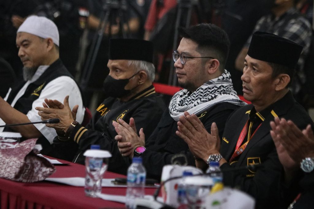 Perwakilan Partai Ummat bertepuk tangan setelah dinyatakan lolos sebagai peserta Pemilu 2024 di kantor KPU, Jakarta, Jumat (30/12/2022). 