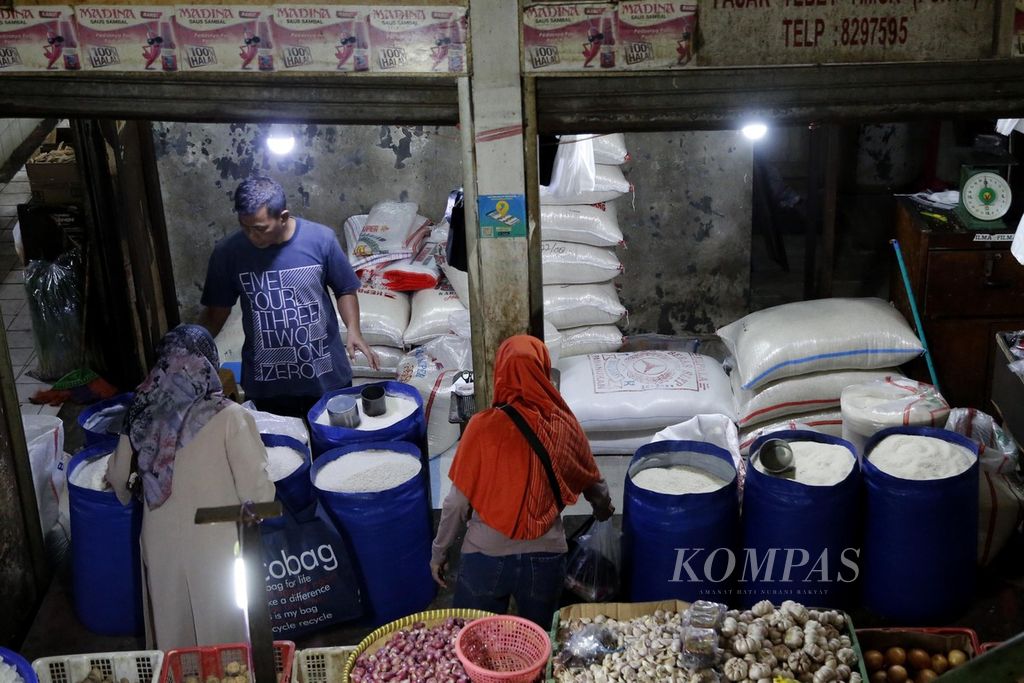 Pedagang beras melayani pembeli di Pasar PSPT, Tebet, Jakarta, Jumat (1/9/2023). Di tengah deflasi nasional secara bulanan yang sebesar 0,02 persen pada Agustus, beras menjadi penyumbang inflasi hingga 1,43 persen. 
