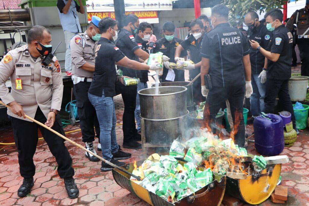 Ilustrasi. Petugas Kepolisian Daerah Sumatera Utara memusnahkan 151,7 kilogram sabu, 58.241 butir ekstasi, dan 81,7 kg ganja di Medan, Rabu (11/11/2020). Sumut kini darurat narkoba karena menjadi pintu masuk utama narkoba ke Indonesia.